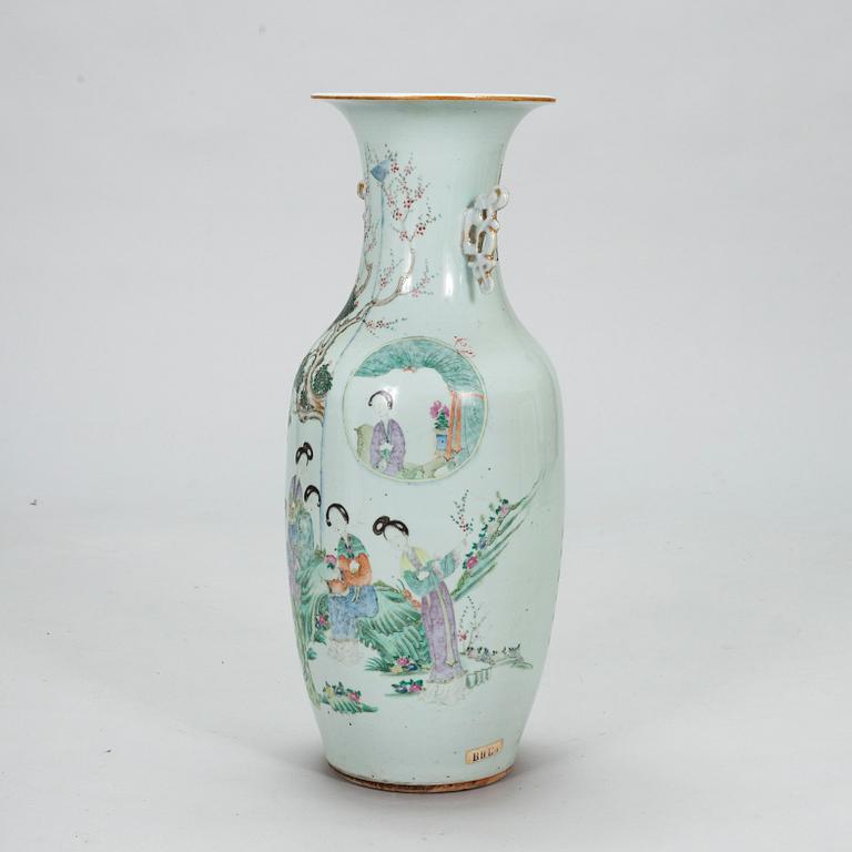 A Chinese porcelain vase by Wang Tong Shun, 20th Century.