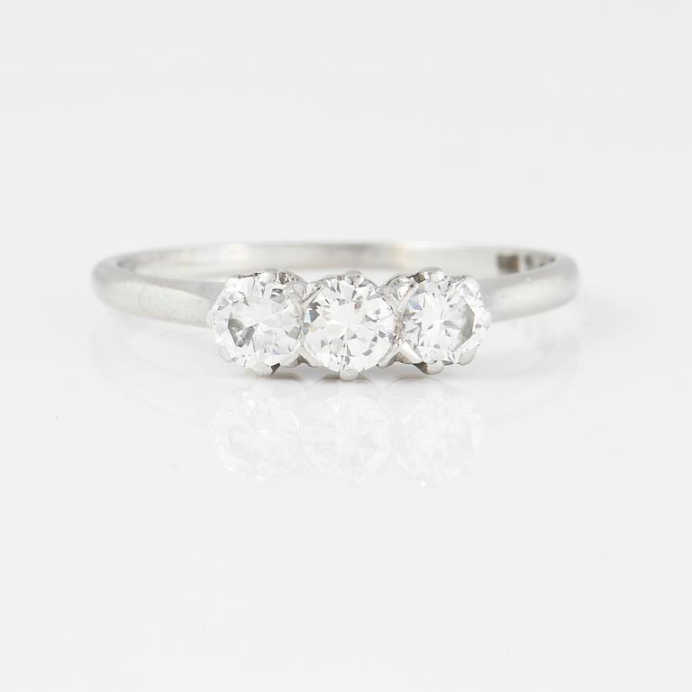 RING, 18K vitguld med 3 briljantslipade diamanter 0.51 ct, kattfotstämplad. Vikt 2,8 gram.