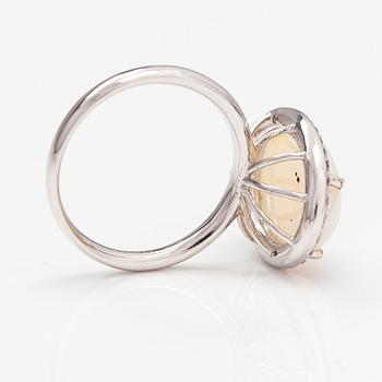 Sormus, 18k valkokultaa, opaali n. 4.64 ct ja timantteja n. 0.35 ct yht todistuksen mukaan.