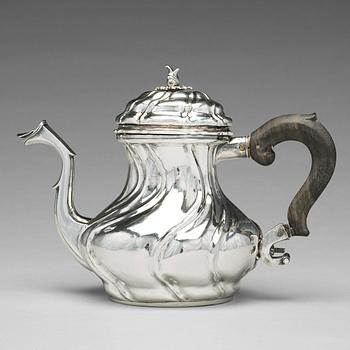 122. A Swedish 18th century silver tea-pot, mark of  Olof Gravander, Kristinehamn 1759.