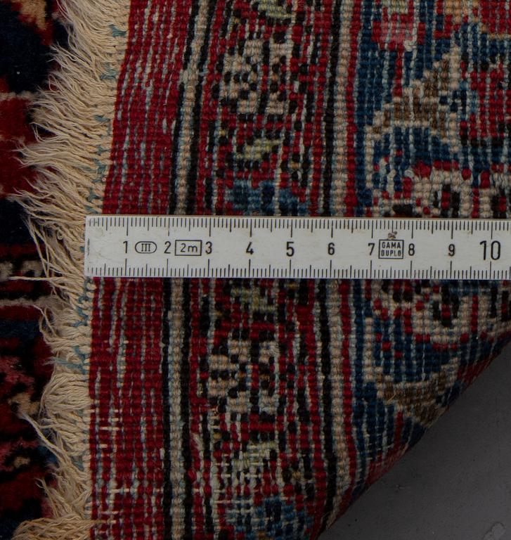 A carpet, semi-antique Kashan, ca 424,5 x 308 cm.
