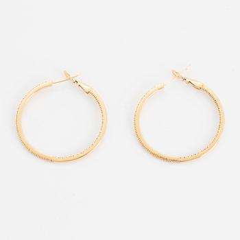 Örhängen hoops med briljantslipade diamanter.