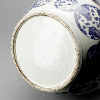 GOLVVAS, porslin, Japan, 1800-talets andra hälft.