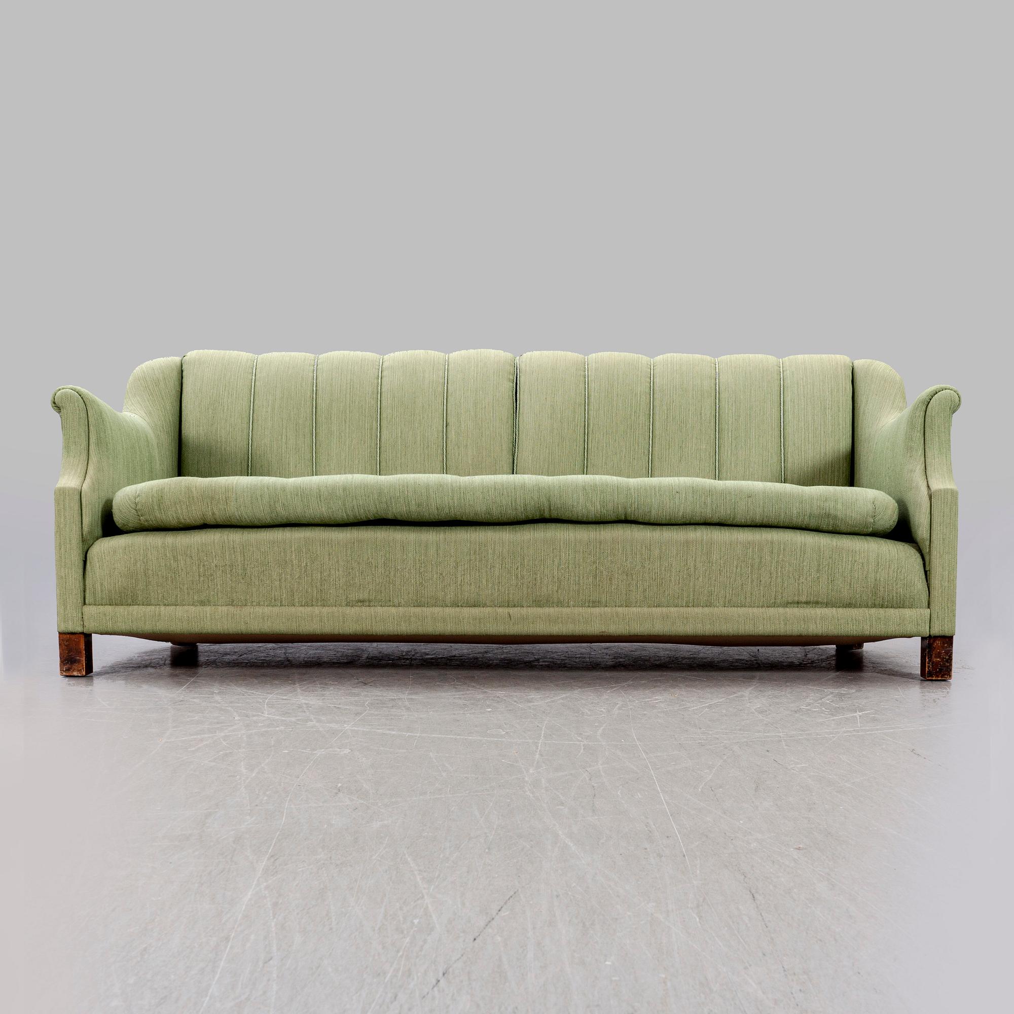 A 1940/50s Camberts möbelaffär sofa.