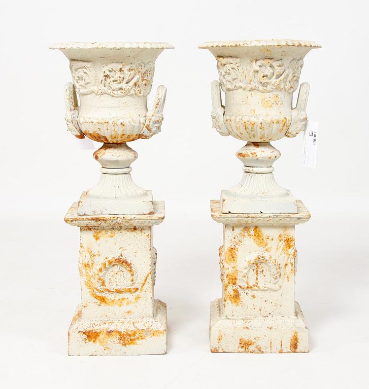 TRÄDGÅRDSURNOR, ett par, gjutjärn 1900/2000-tal.