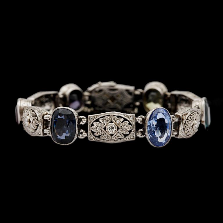 ARMBAND, fasettslipade ädelstenar, bla olikfärgade blå safirer och briljant- och rosenslipade diamanter, tot. ca  0.80ct.