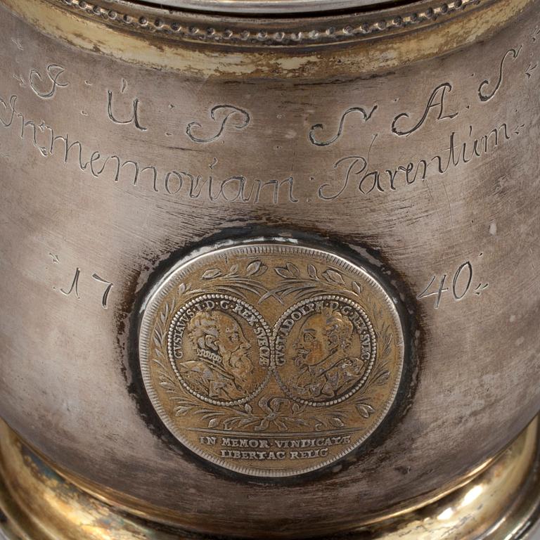 A TANKARD, silver. Lars Hackzell Strängnäs 1737-73. Height 15,5 cm. Weight 710 g.