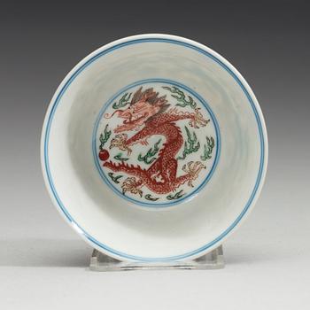 SKÅL, porslin. Qingdynastin med Kangxis märke (1644-1912).