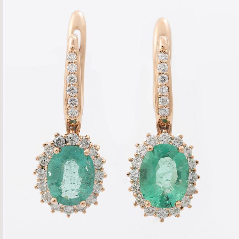 Earrings in 18K rose gold with emeralds and brilliant-cut diamonds.