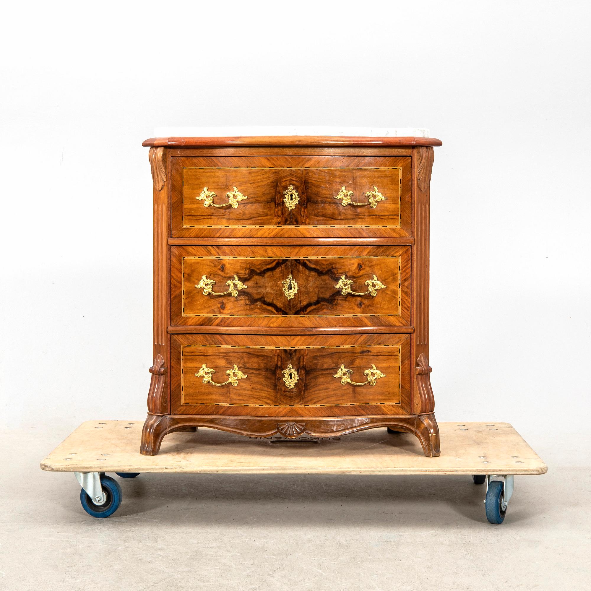 Byrå nyrenässans signerad och daterad 1905.