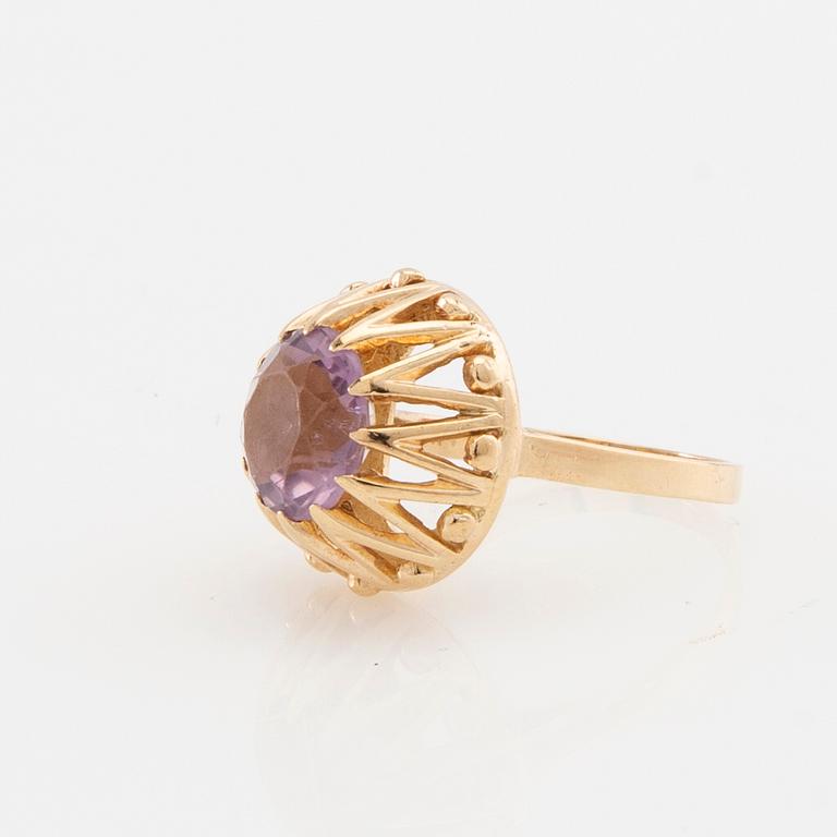 Ring 14K gold with a round faceted amethyst.