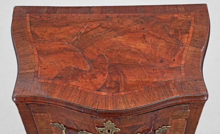 POTTSKÅP. Rokoko, 1700-tal. Troligen Italien.