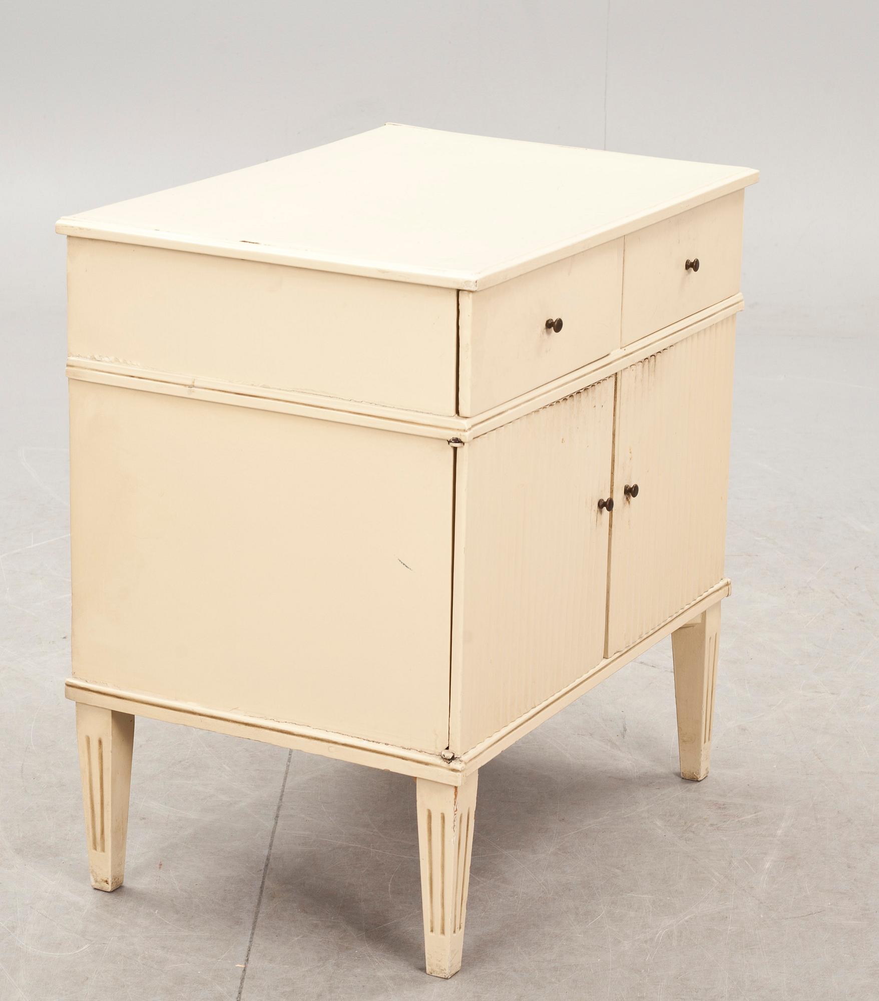 SKÅP/POTTSKÅP, sengustavianskt. 1800-tal, sk herrgårdssnickeri.