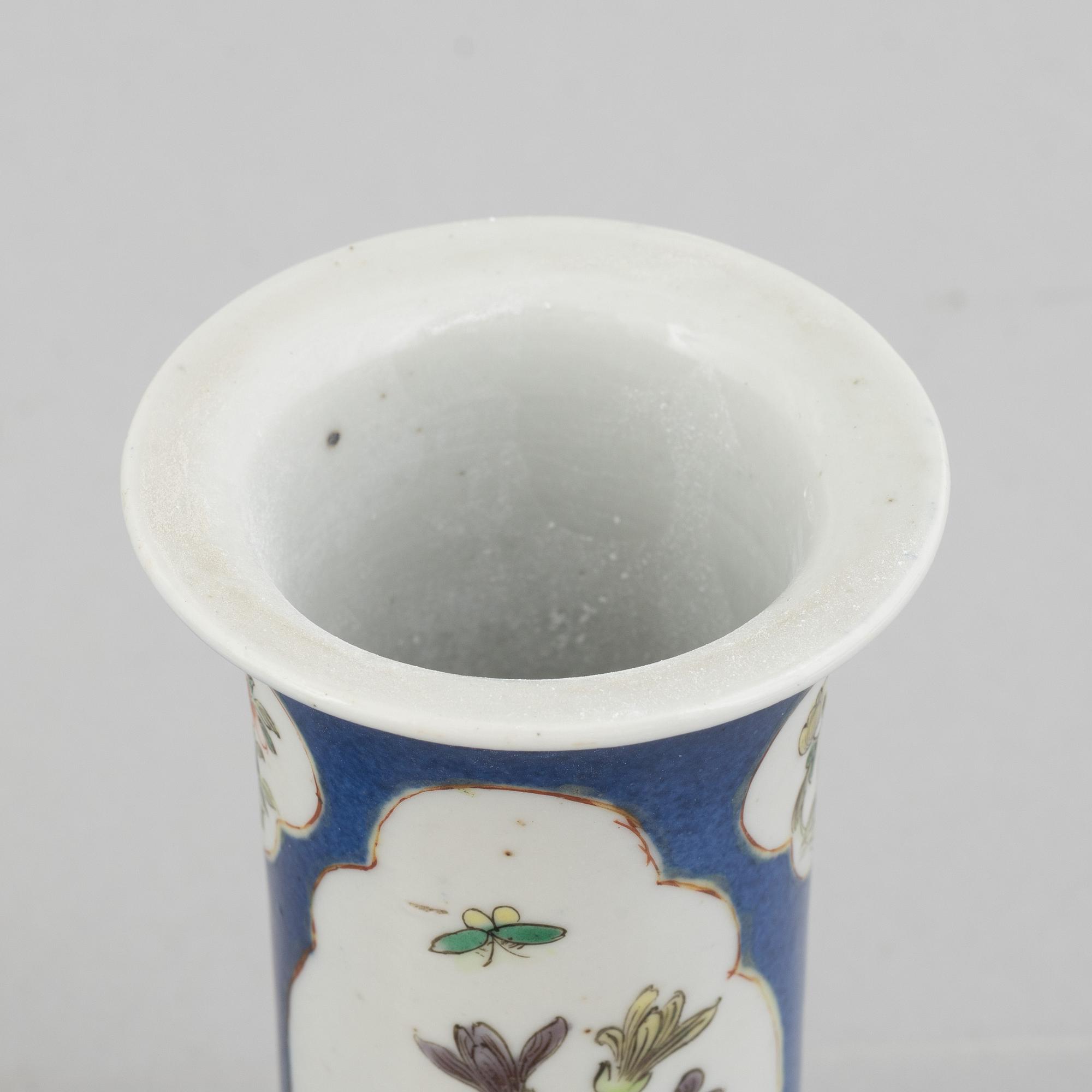 A Chinese vase and an urn with cover, the Qing dynasty, 19th century.