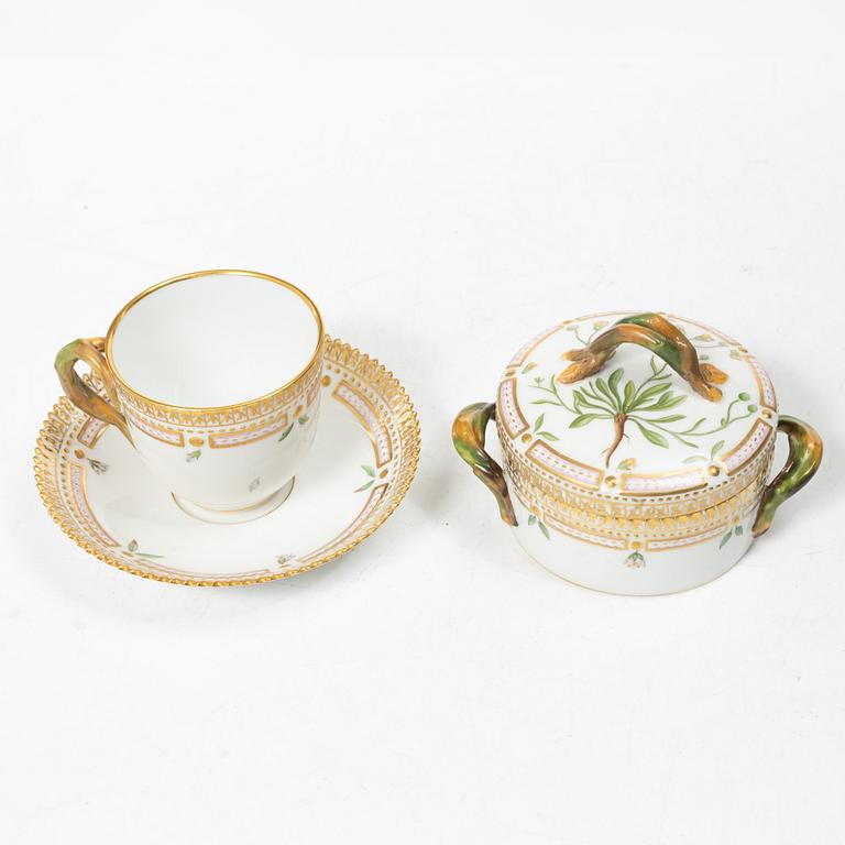Royal Copenhagen, sockerskål samt kaffekopp med fat, "Flora Danica", 1945 samt 1959, Danmark.