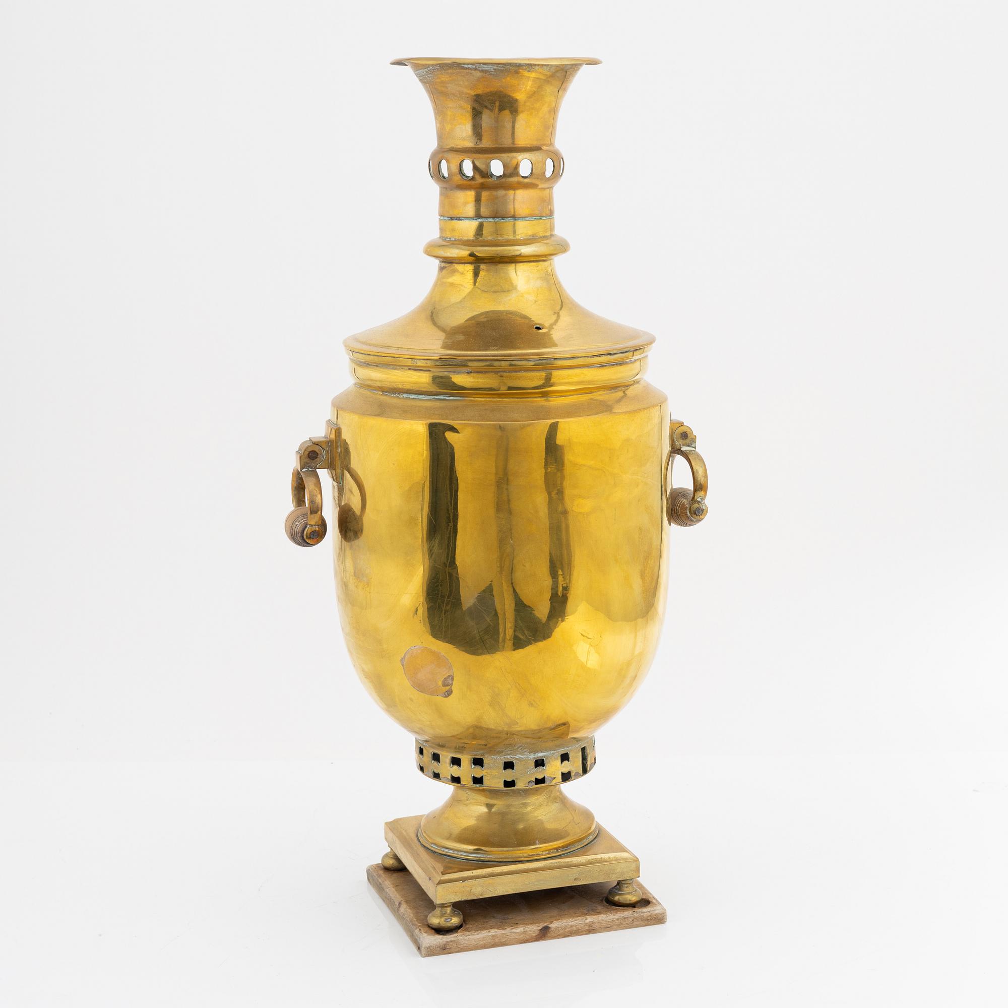Samovar, mässing, Ryssland, omkring sekelskiftet 1900.