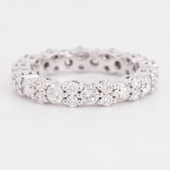 Brilliant-cut diamond ring.