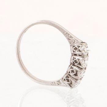 Ring platina med runda briljantslipade samt gammalslipade diamanter, troligen Gunnar Fahlström, Stockholm 1947.