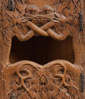 Jugend, hörnskåp, skulpterad björk, Sverige, tidigt 1900-tal.