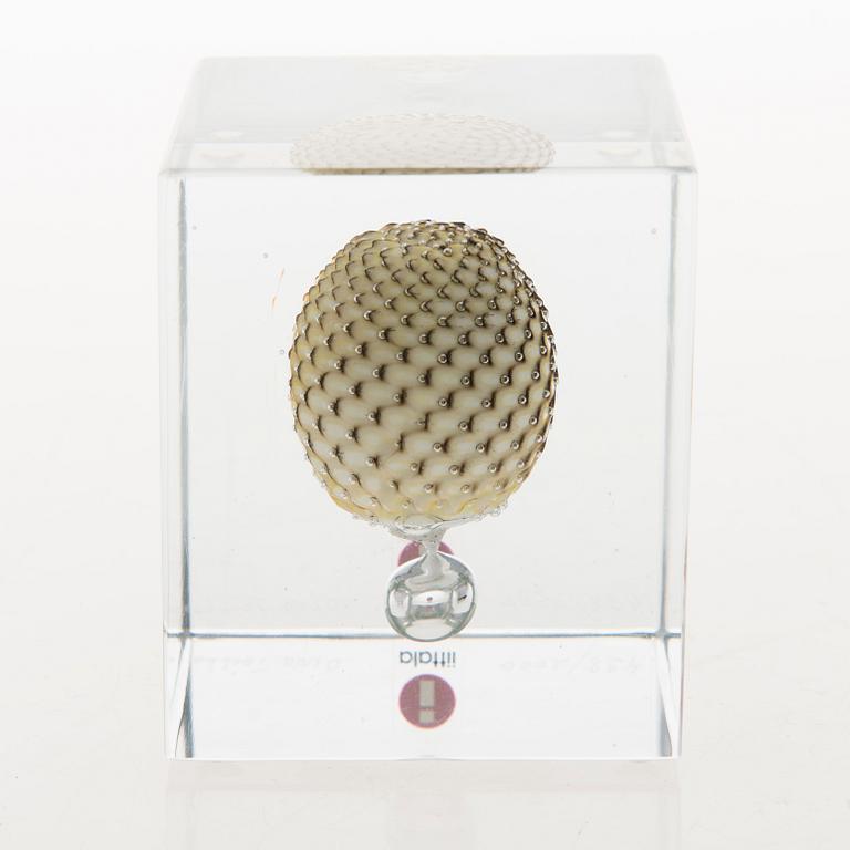 OIVA TOIKKA, An annual glass cube, signed Oiva Toikka Nuutajärvi 2009 and numbered 438/2000.