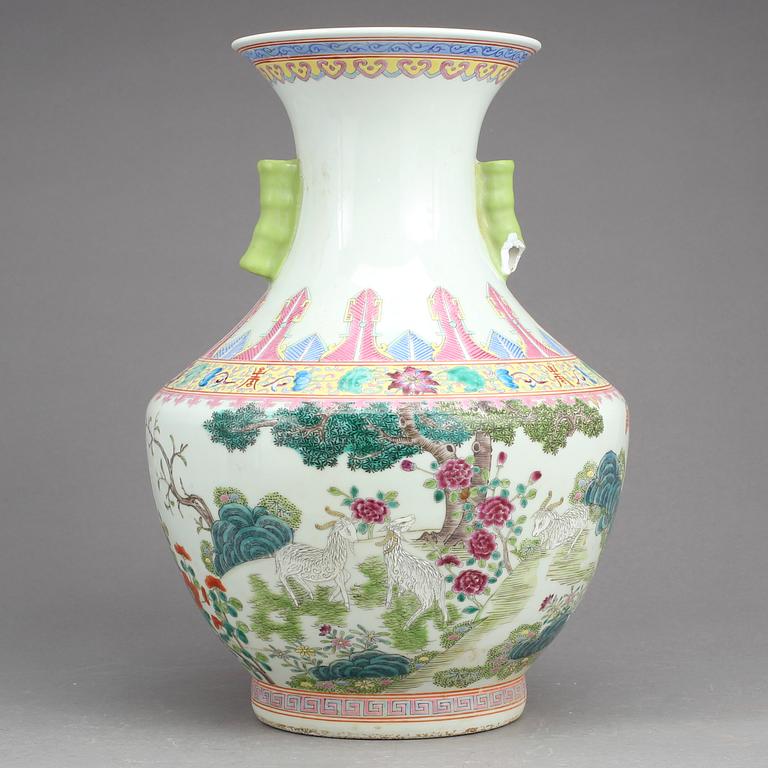 VAS, porslin, Kina, 1900-tal.