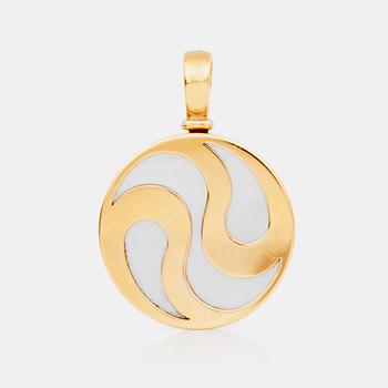 1074. A Bulgari gold and mother of pearl spinning pendant.