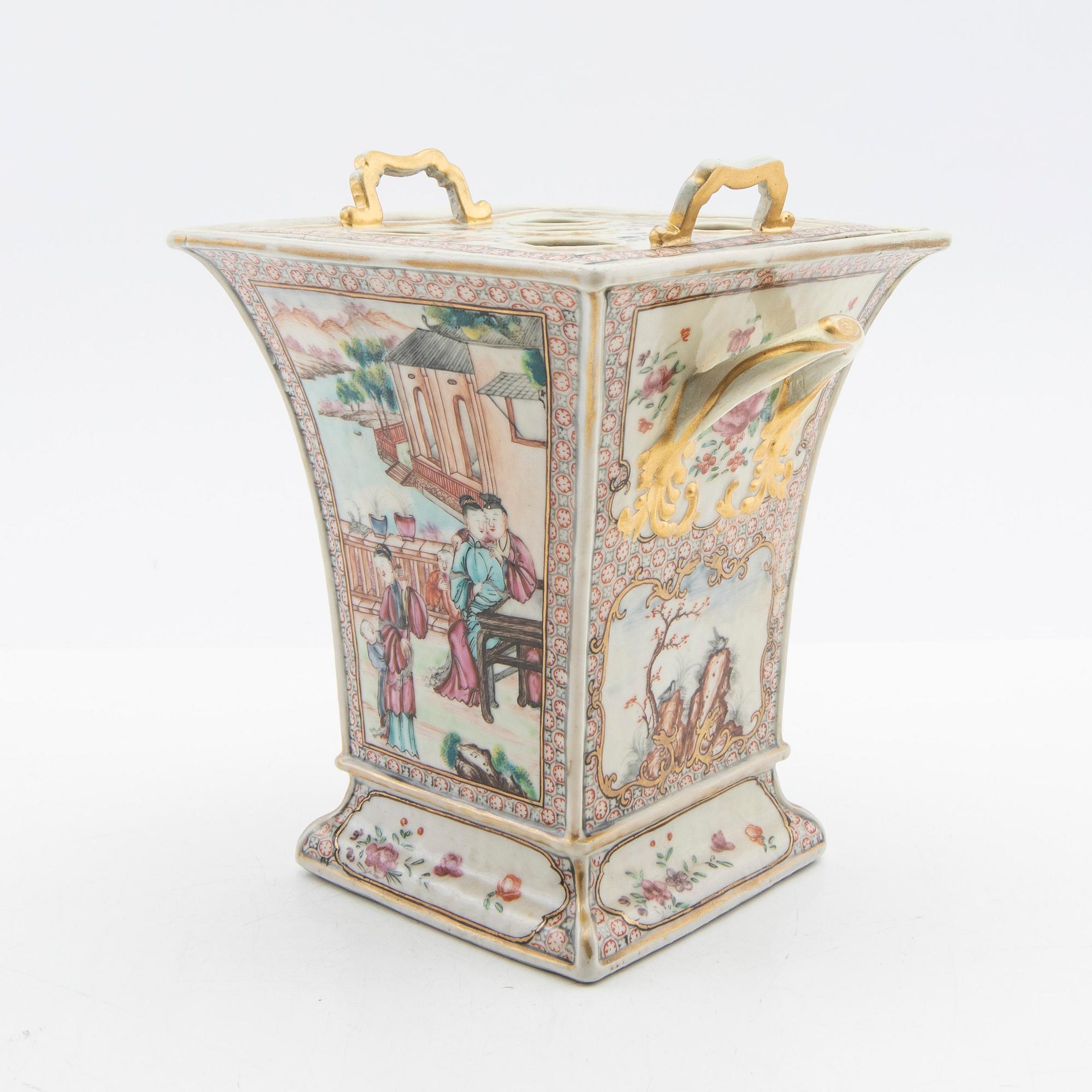 Tulip vase with insert, company porcelain. Qing dynasty, Qianlong (1736-95).
