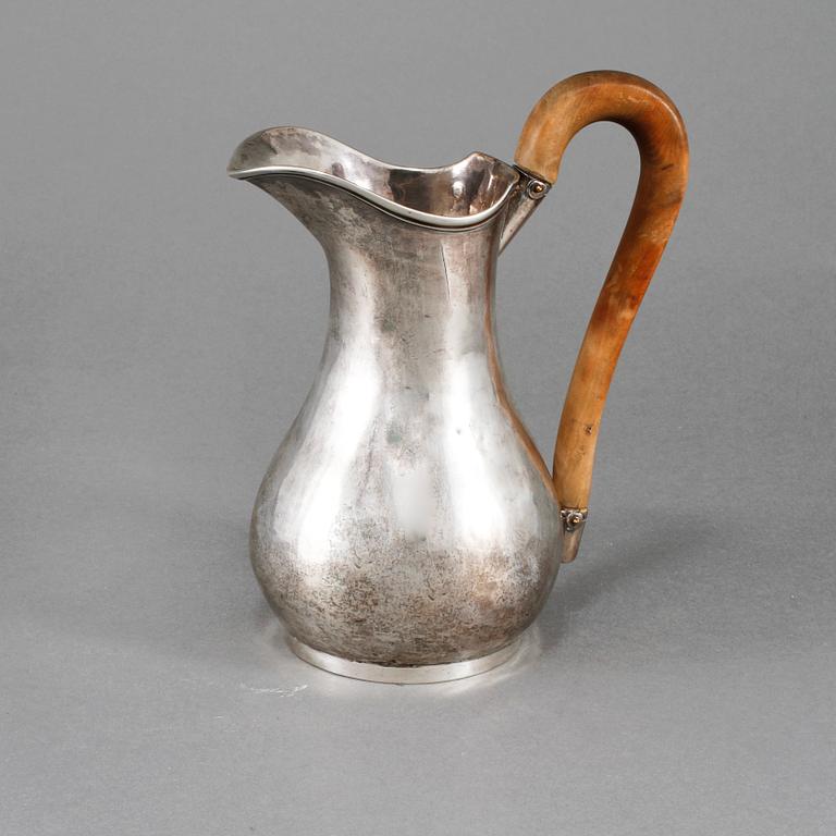 KANNA, silver, otydliga stämplar, möjligen Nederländerna, 1800-talets första hälft. Total vikt 265 g.