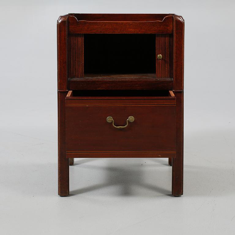 SIDOBORD, engelsk stil, 1900-talets första hälft.