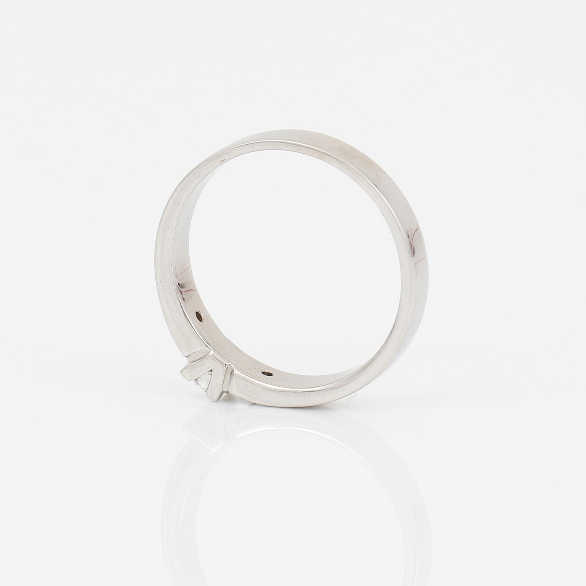RING, 14K vitguld med briljantslipad diamant ca 0,12 ct och två briljantslipade diamantet tot ca 0,08 ct. Vikt 3, 43 g.