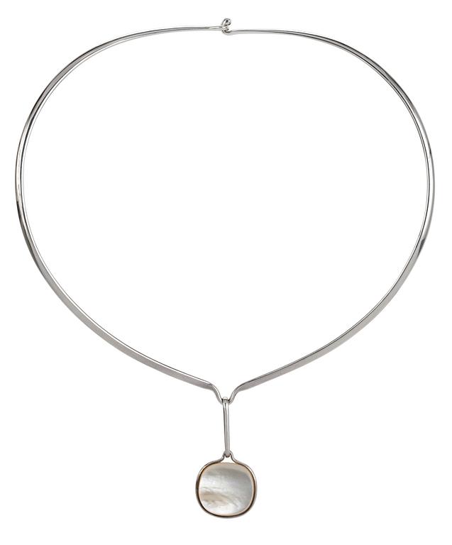 Vivianna Torun Bülow-Hübe, A Torun Bülow Hübe sterling necklace with a mother of pearl pendant.