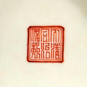 FAT, porslin. Qingdynastin, sent 1800-tal. Med sigillmärke i rött.