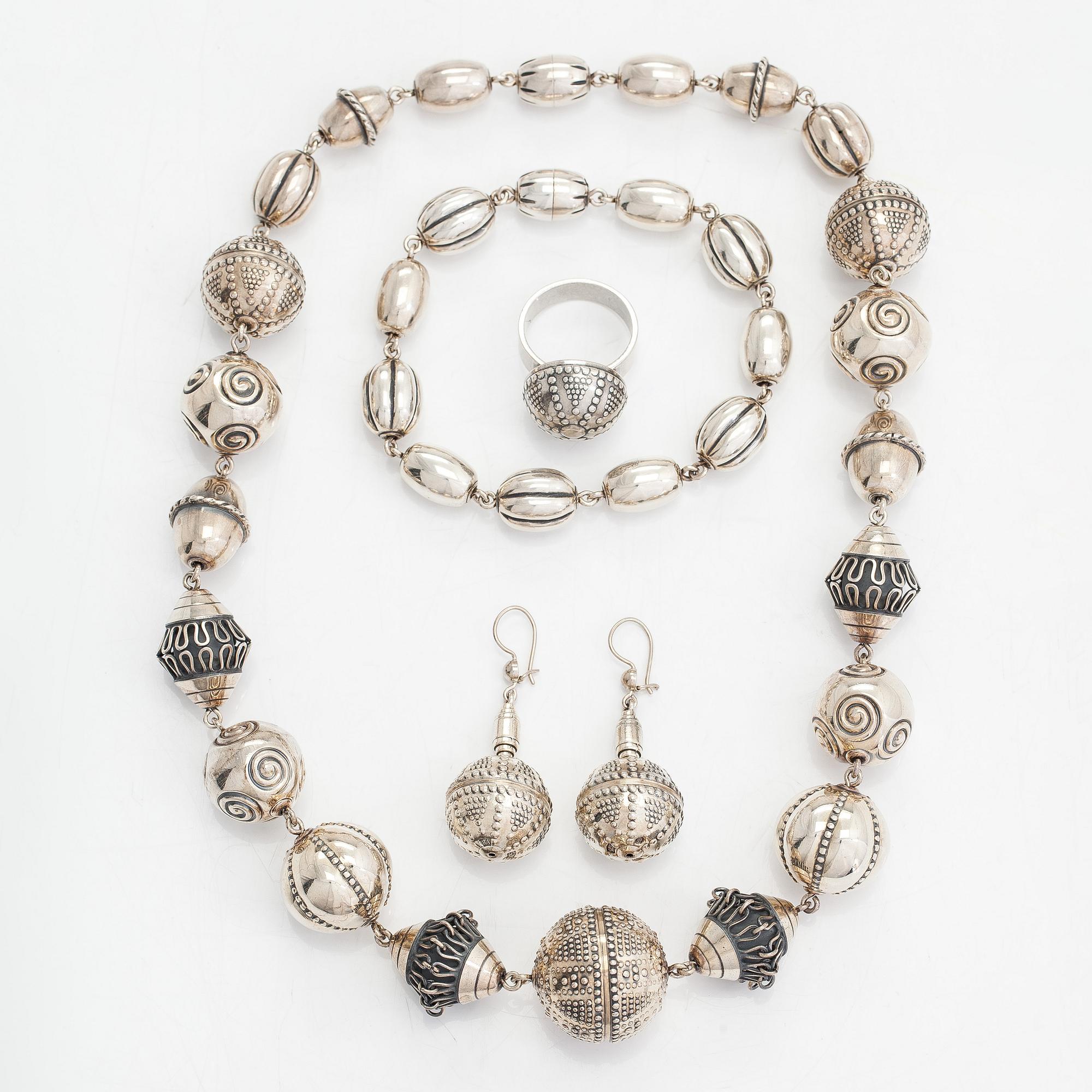 Halsband, armband, ring och örhängen, "Skatten från Halikko", sterlingsilver. Kalevala Koru, Helsingfors 1994, 1998.