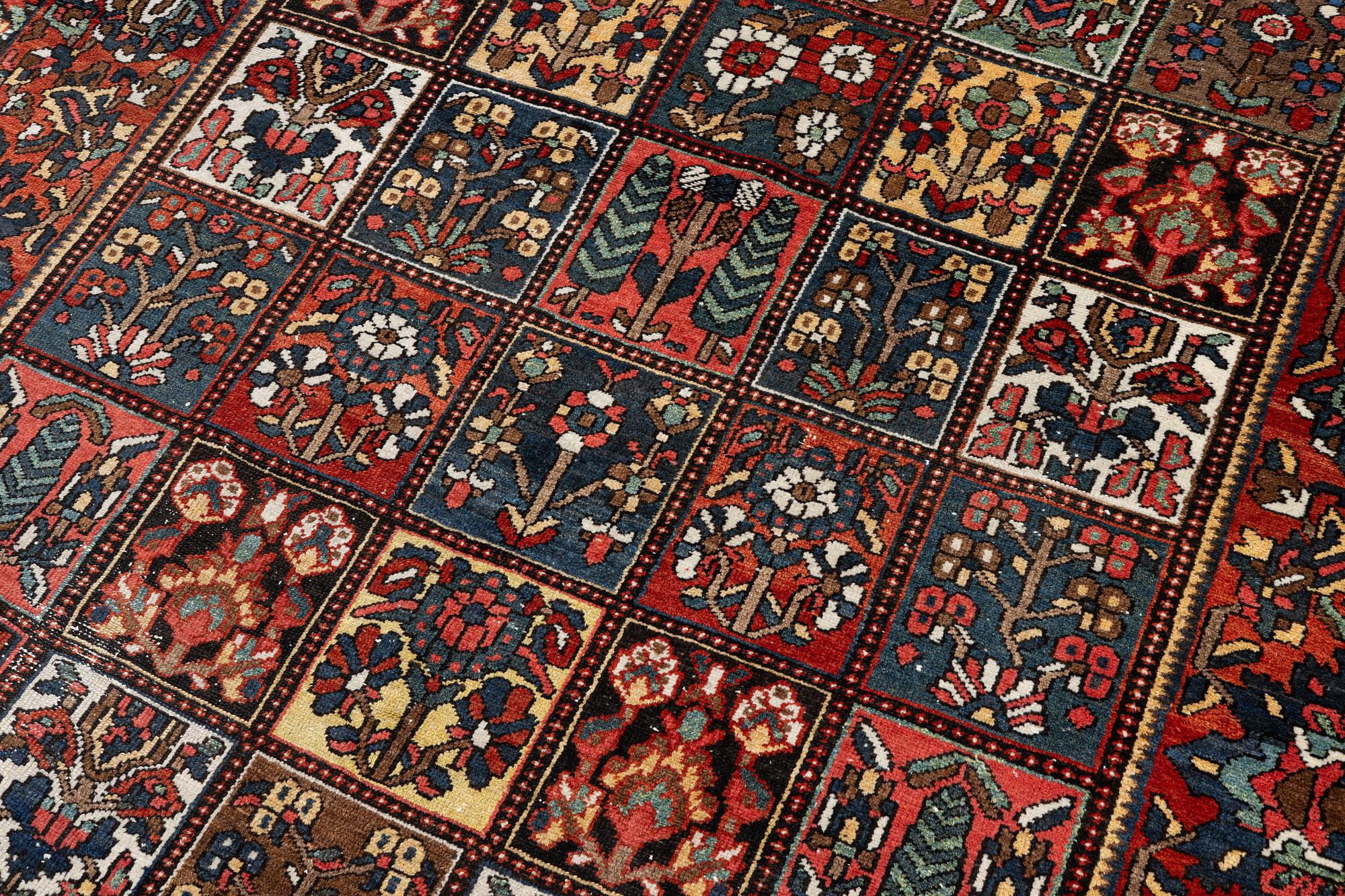 A Chahâr Mahal Bakhtiar carpet, semi-antique, c. 290 x 210 cm.