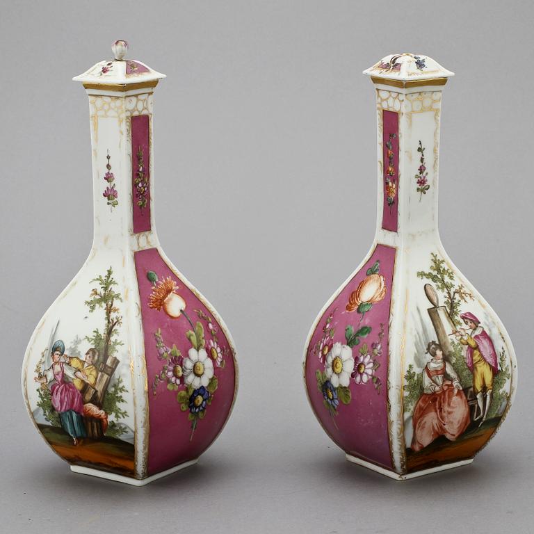 KARAFFER, ett par, porslin, Dresdenliknande märke, 1900-tal.