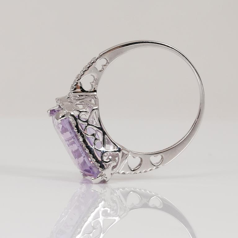 RING, 14K vit guld med smaragdslipad ametist, ca 4,71 ct och små diamanter. Vikt ca 2,88 g.