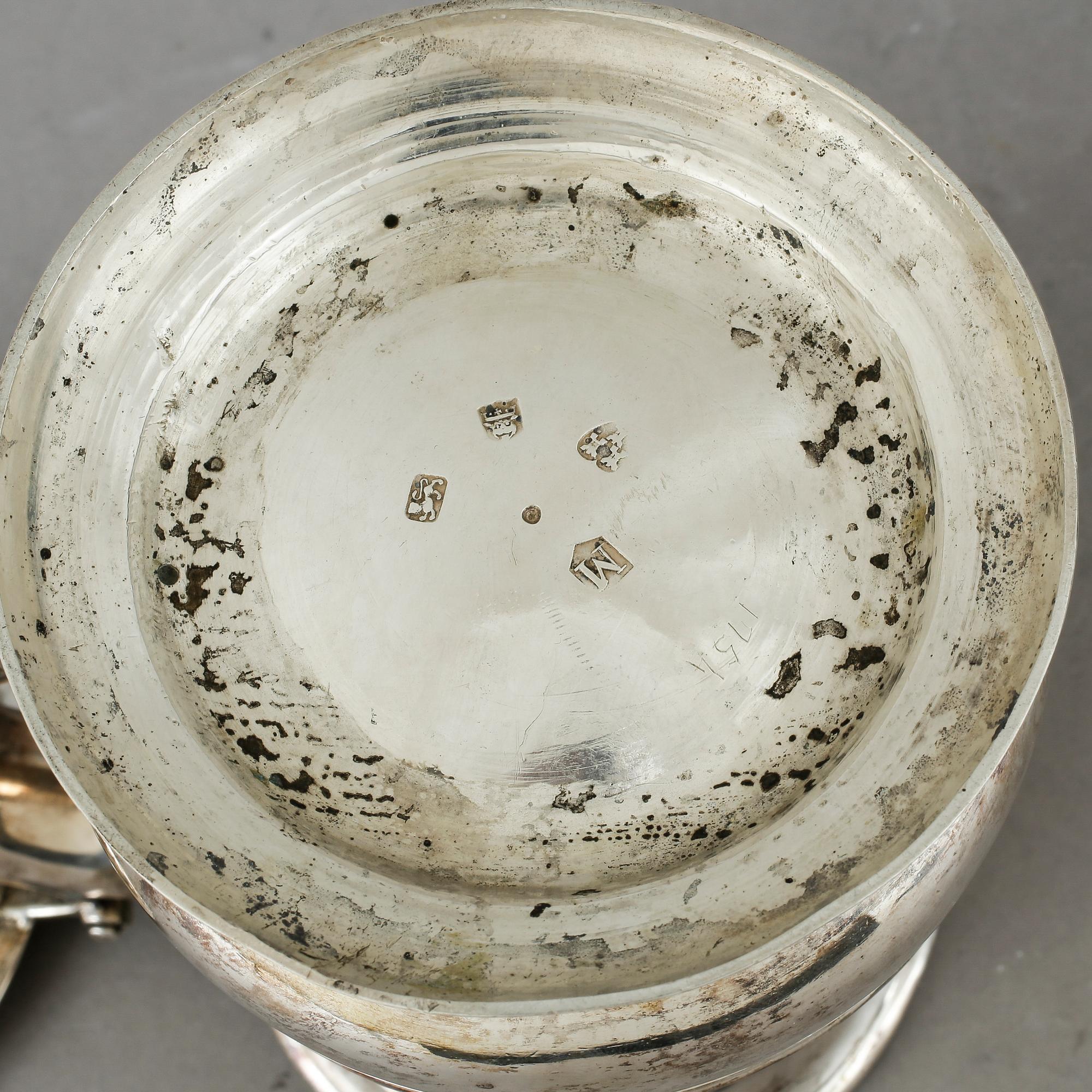 STOP, silver, Newcastle, troligen 1751. Vikt ca 675 gram.