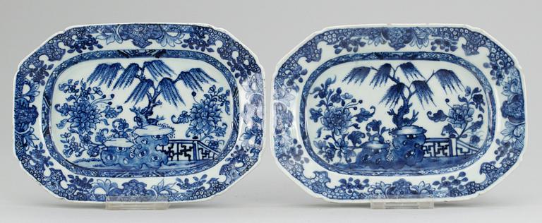 FAT, ett par, porslin. Qing dynastin. Qianlong (1736-95).