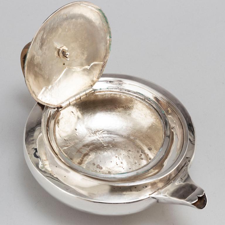 An English early 19th centruy silver tea-pot, marked London 1801.