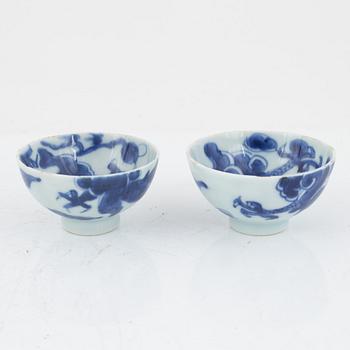 A pair of blue and white Chinese 'dragon' cups, Qing dynasty, 18th century.