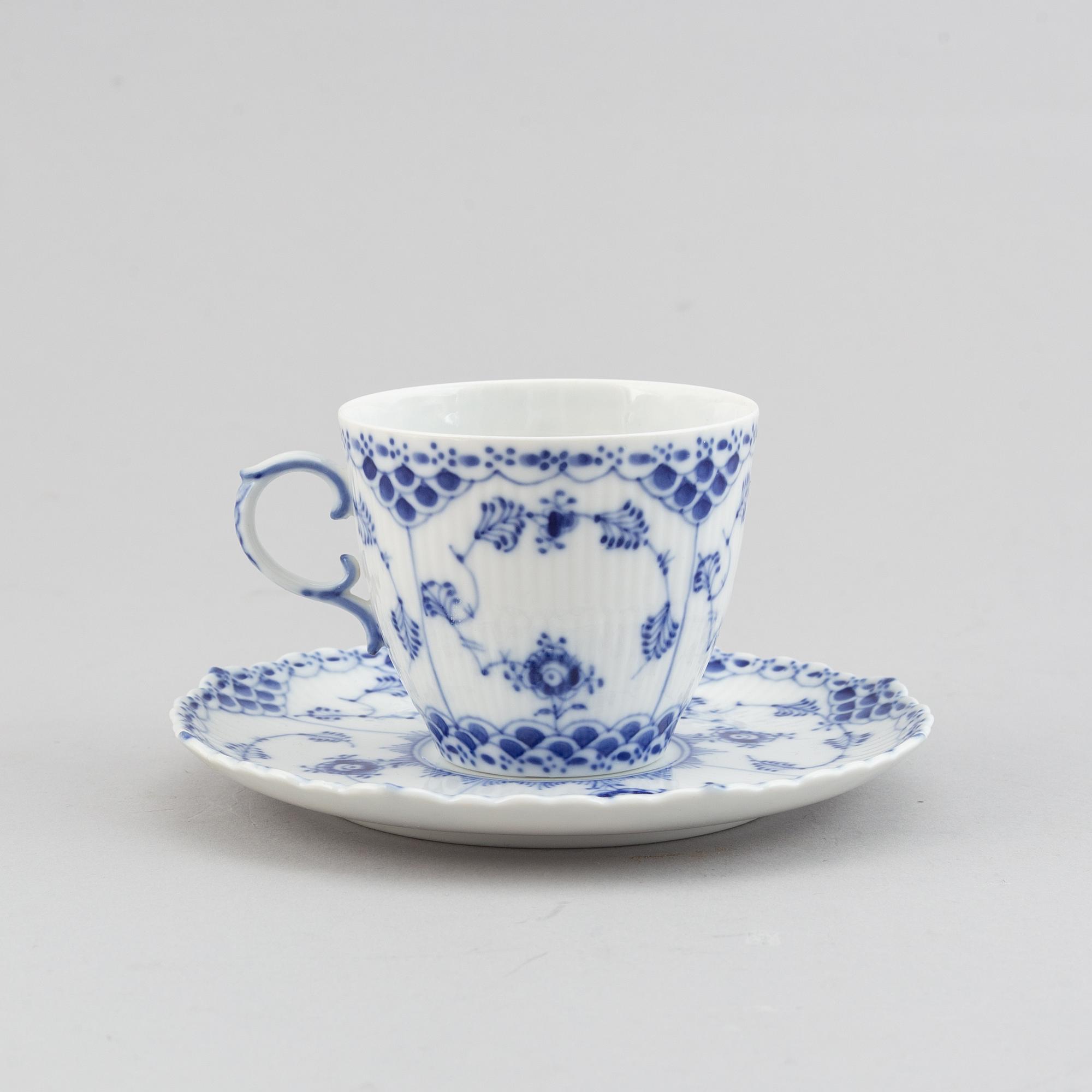 Royal Copenhagen, a porcelaine part coffee service, 'Musselmalet'. (21 pieces).