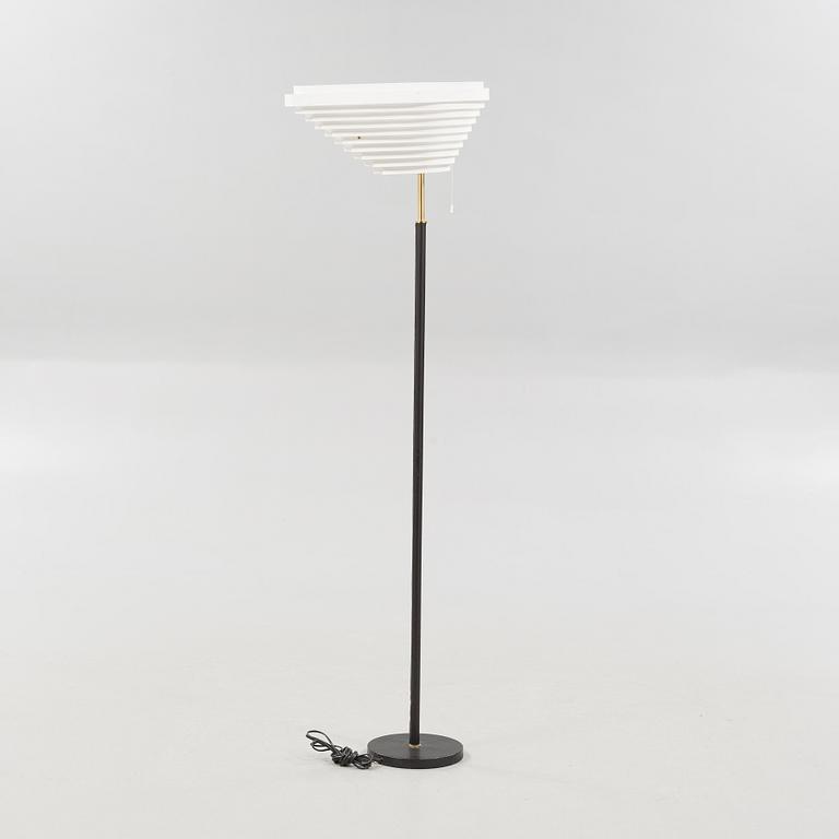 ALVAR AALTO, golvlampa, A 805, "Änglavinge", formgiven 1954.