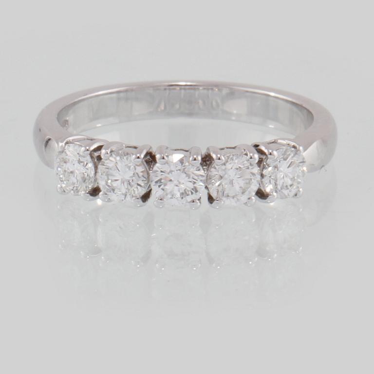 RING, 18k vitguld med 5 briljantslipade diamanter,1.01 ct. Vikt 3,9 g.