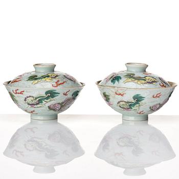 A pair of porcelain cups with covers, Qing dynasty, 19th Century.