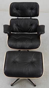 FÅTÖLJ MED OTTOMAN, Charles & Ray Eames, Lounge Chair, modellen formgiven 1956.