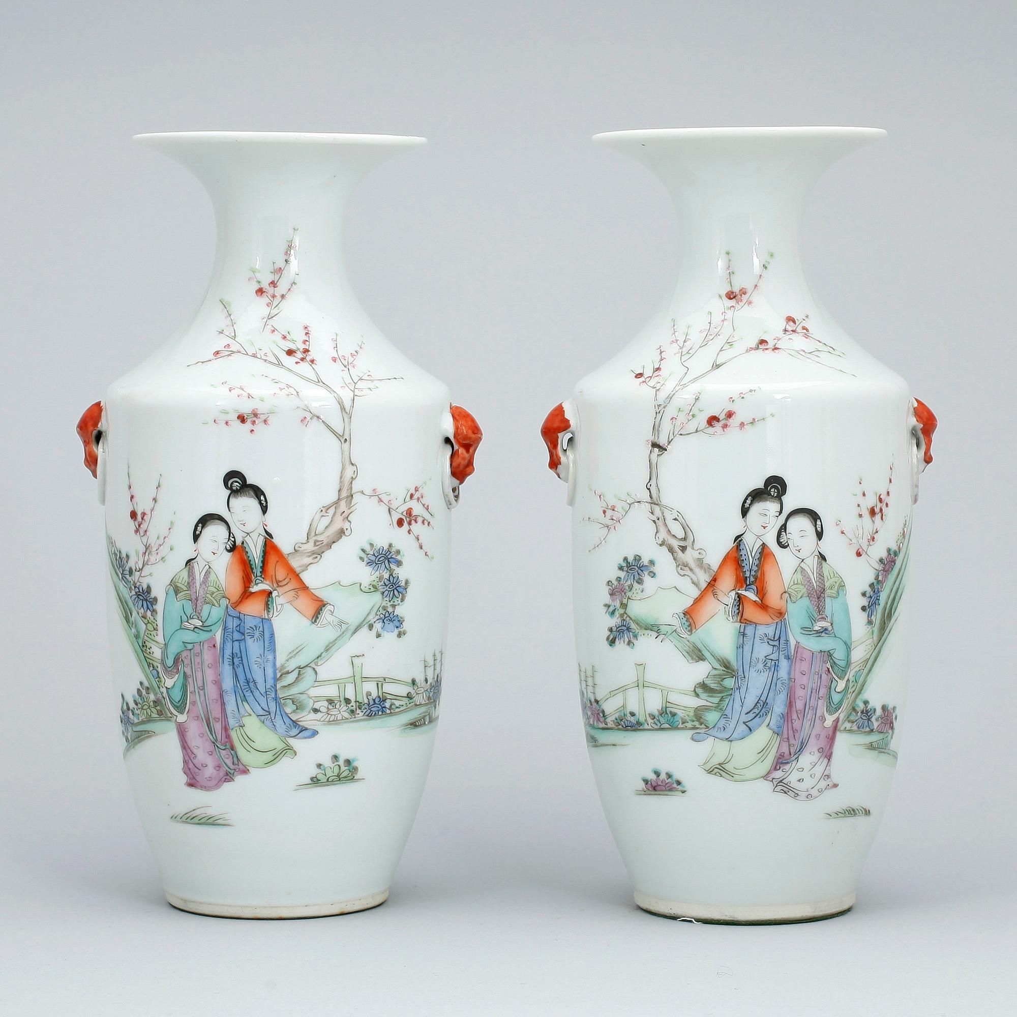 VASER, ett par, porslin, Kina, 1900-talets mitt.