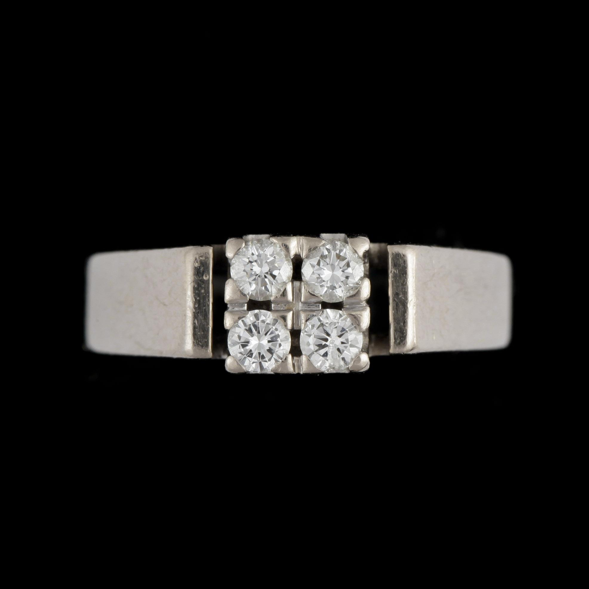 RING, 18k vitguld med 4 briljantslipade diamanter, enligt gravyr 0,24 ct. Vikt ca 4 gram.