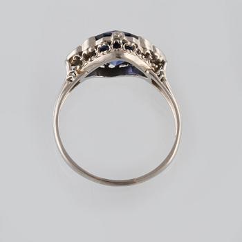 RING, 18K vitguld med 2 briljantslipade diamanter samt fasettslipad blå safir. Vikt 2,9 gram.