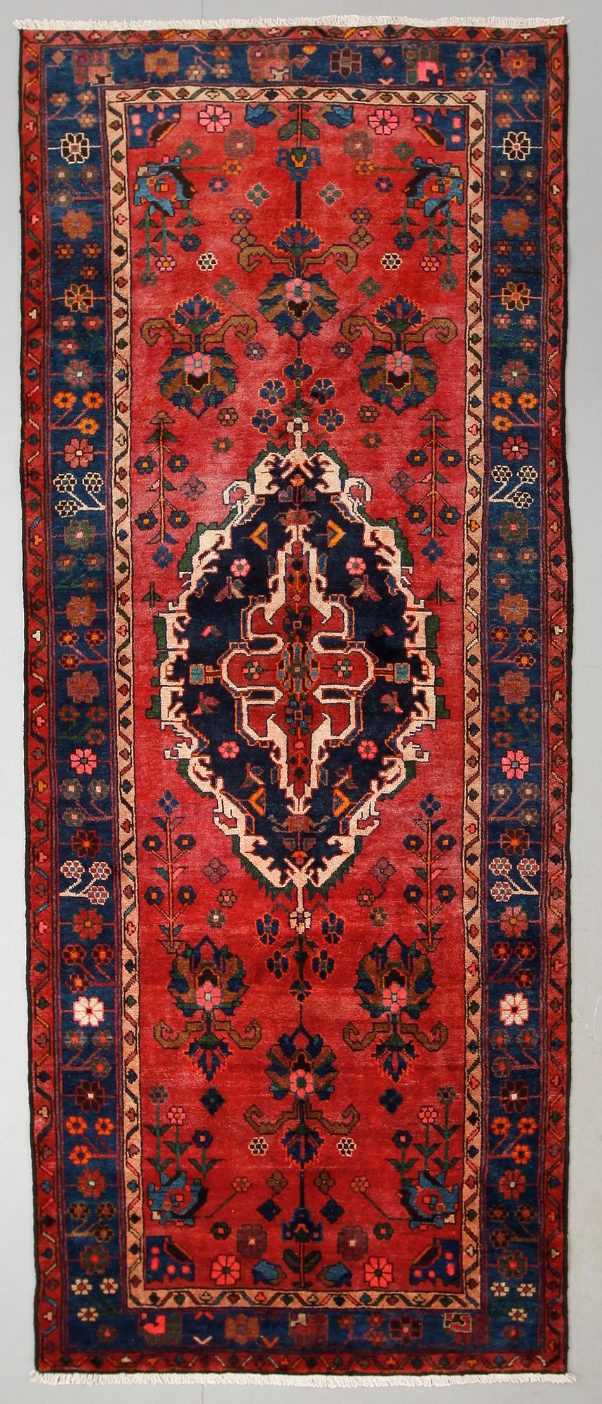 MATTA, Lori, ca 327 x 131 cm.