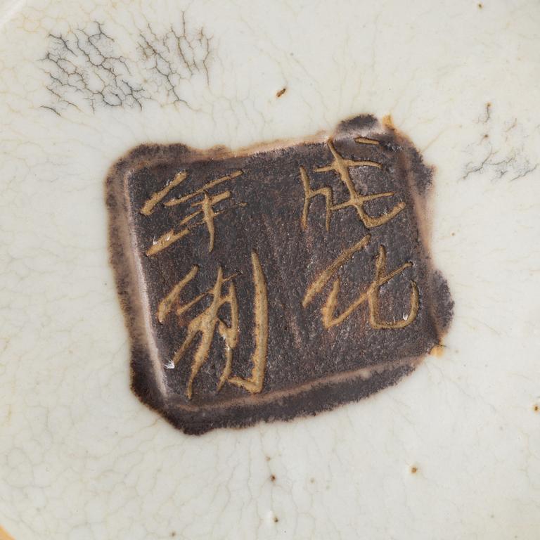 A Chinese porcelain punch bowl, around the year 1900.
